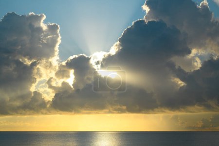 Foto de Mar del amanecer en la playa tropical. Paisaje de hermosa playa. Hermosa puesta de sol en el mar. Hermoso amanecer en el mar tropical. Océano puesta de sol en el fondo del cielo con nubes de colores - Imagen libre de derechos