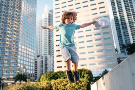 Foto de Concepto futuro de ciudad. Edificios infantiles y modernos. Niño en el rascacielos de la ciudad - Imagen libre de derechos