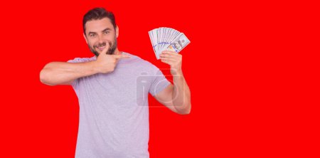 Foto de Hombre americano con dinero en efectivo. Billetes de dólar. Retrato del hombre sosteniendo un montón de billetes de dinero. Billetes de dólar, crédito, banca en línea. Hombre rico señalando billetes en dólares - Imagen libre de derechos