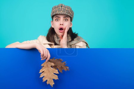 Photo for Fashionable hipster woman in trendy autumn fall outfit, stylish hat. Beautiful girl hold autumn maple leaves, isolated on studio background. Portrait of autumnal woman with maple leaf - Royalty Free Image