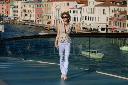 Foto de Mujer de moda en vestido de moda sexy disfrutando de la vista de Venecia Italia. Viajando a Venecia. Las mujeres viajan los fines de semana. Concepto de viaje. Viajes de verano en Venecia - Imagen libre de derechos