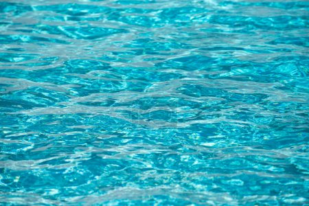 Foto de Fondo de agua azul en la piscina con reflejo solar, ondulación de la ola de agua en la piscina. Fondo de agua clara - Imagen libre de derechos