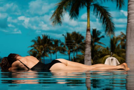 Foto de Mujer atractiva joven en la piscina, vista lateral trasera - Imagen libre de derechos