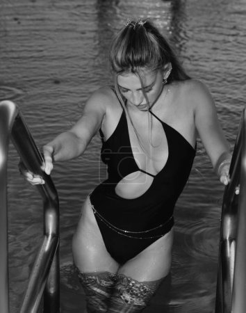 Téléchargez les photos : Belles femmes sexy se détendre au bord de la piscine de luxe. Fille à la piscine spa voyage station. Vacances d'été de luxe sur la piscine - en image libre de droit