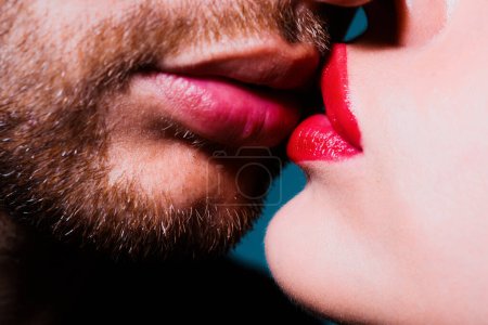 Foto de Beso de labios. El primer plano de la joven pareja romántica es besarse. San Valentín amor hermoso - Imagen libre de derechos
