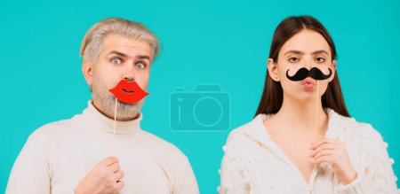 Foto de Mujer con bigote y hombre con labios rojos. Igualdad de género de pareja. Concepto de diversidad, tolerancia e identidad de género - Imagen libre de derechos