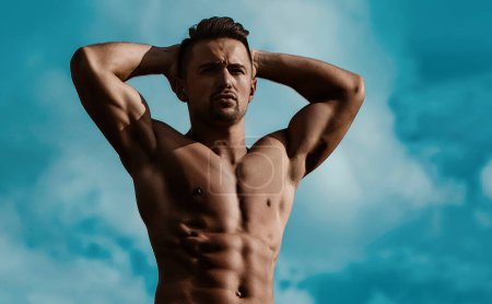 Foto de Sexy cuerpo modelo masculino, torso desnudo. Sexy hombre desnudo, seductor gay - Imagen libre de derechos