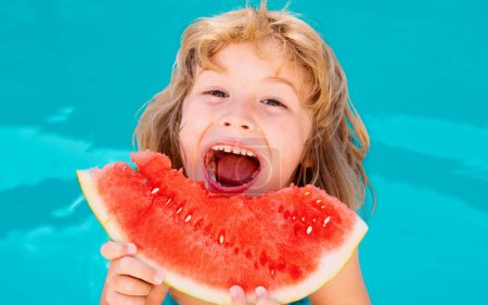 Foto de Funny excited child eats watermelon near the pool. Banner for header, copy space. Poster for web design - Imagen libre de derechos