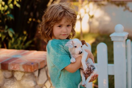 Téléchargez les photos : Enfant et chien de compagnie jouant à la pelouse arrière - en image libre de droit