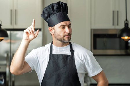 Foto de Idea de comida. Retrato de chef, cocinero o panadero. Hombre en sombrero de cocinero y cocinero uniforme cocina en la cocina - Imagen libre de derechos