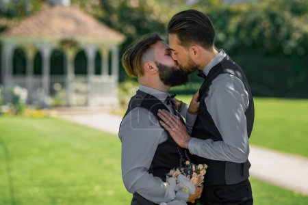 Téléchargez les photos : Les gays s'embrassent. Mariage gay, gros baiser masculin. L'homosexualité, le mariage entre personnes de même sexe et les hommes aiment le concept. Mariage gay - en image libre de droit