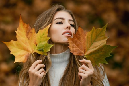 Foto de Foto de moda al aire libre de la joven hermosa dama en hojas de otoño - Imagen libre de derechos