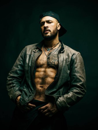 Sexy männliches Modell mit nacktem Oberkörper. Modemann
