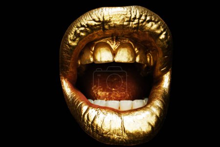 Foto de Labios dorados. Labio dorado para mujer. La boca femenina se cierra con lápiz labial dorado. Gritando boca aislada, gritando boca de cerca - Imagen libre de derechos