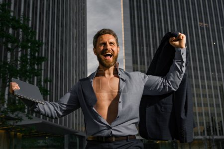 Téléchargez les photos : Modèle d'homme d'affaires excité en chemise déboutonnée extérieure - en image libre de droit