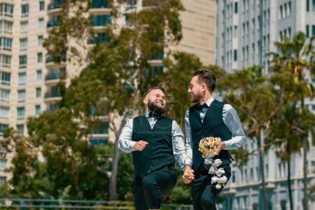 Téléchargez les photos : Mariage gay. couple de mariage gay Lgbt ayant moment romantique ensemble après la cérémonie de mariage. Concept de LGBTQ - en image libre de droit