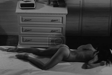 Foto de Mujer desnuda sexy en lencería en la cama. Primera experiencia sexual. Sexy curvas chica culo. Música y canciones sexy - Ser sensual - Imagen libre de derechos