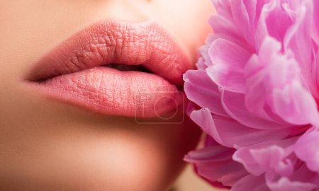 Téléchargez les photos : Maquillage des lèvres femme de luxe. Lèvres naturelles, bouche féminine sexy. Concept lèvres glamour - en image libre de droit