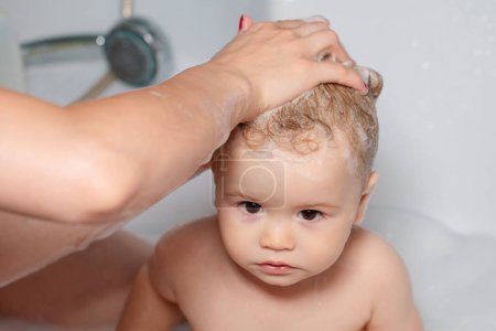 Foto de Feliz bebé divertido bañado en el baño. Todler en la ducha, divertido bebé en la ducha - Imagen libre de derechos