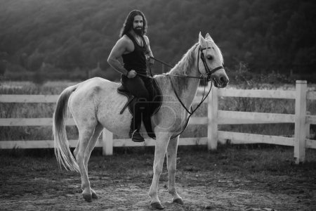 Foto de Hombre montando un caballo en el campo en verano - Imagen libre de derechos