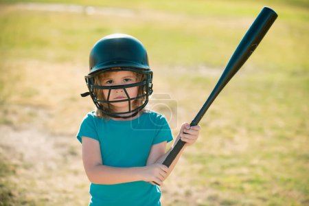Téléchargez les photos : Le base-ball prêt à battre. Batteur d'enfants sur le point de frapper un terrain pendant un match de baseball - en image libre de droit