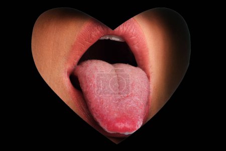 Foto de Lengua de San Valentín en la boca. Labios de belleza con espacio de copia en forma de corazón. Día de San Valentín. Hermoso amor - Imagen libre de derechos