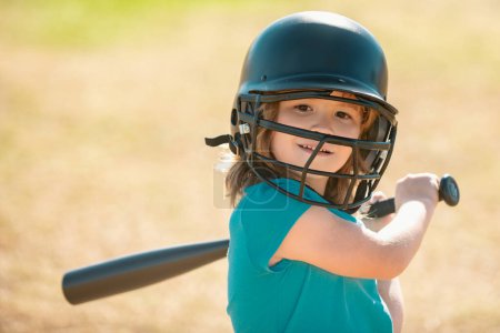 Téléchargez les photos : Petit garçon posant avec une batte de baseball. Portrait d'un gamin jouant au baseball - en image libre de droit