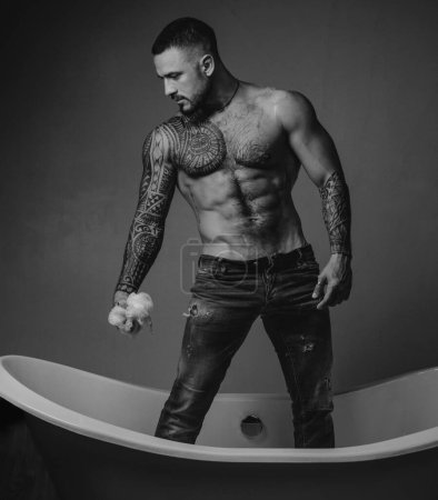 Sexy Mann mit nacktem Körper waschen in der Badewanne. Kerl verführerisch im badezimmer, brutale badewanne, nackter körper