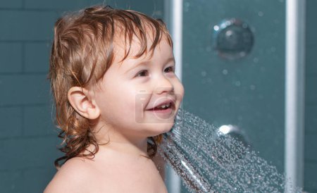 Foto de Lindo niño jugando en el baño. Bebé duchándose. Retrato de niño bañándose en un baño con espuma - Imagen libre de derechos