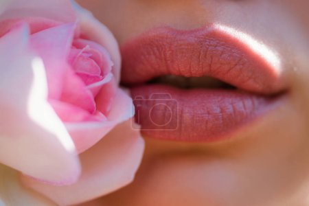 Foto de Cerca de la foto de los labios de las mujeres con maquillaje natural. Hermosos labios de mujer con rosa - Imagen libre de derechos