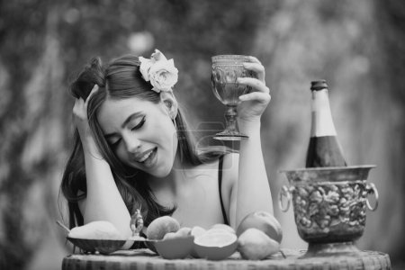 Téléchargez les photos : Photo d'une incroyable femme positive en plein air buvant du champagne. Femme sensuelle italienne ou hispanique avec champagne mousseux - en image libre de droit
