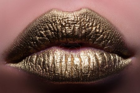 Téléchargez les photos : Des lèvres sexy. Gros plan sexy belles lèvres dorées féminines isolées. Rouge à lèvres doré - en image libre de droit