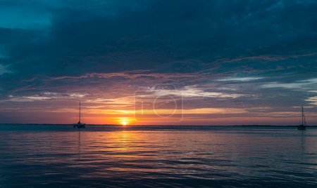 Téléchargez les photos : Bateaux sur la mer au coucher du soleil. Voiliers à voiles. Yacht océanique naviguant sur l'eau - en image libre de droit