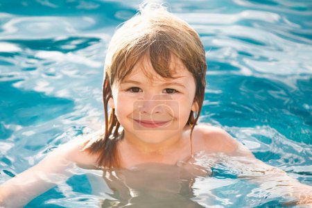Téléchargez les photos : Joyeux garçon jouant et dans la piscine ou l'eau de mer. Enfants drôles visage d'été - en image libre de droit