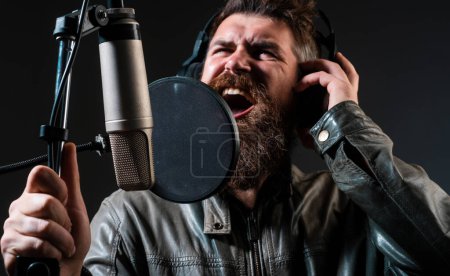 Téléchargez les photos : Homme avec un micro chantant une chanson. Musicien au music-hall. Homme drôle chantant dans le karaoké - en image libre de droit