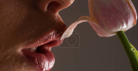 Foto de Sexy labios llenos. Brillo de labios y boca de mujer. labios sensuales - Imagen libre de derechos