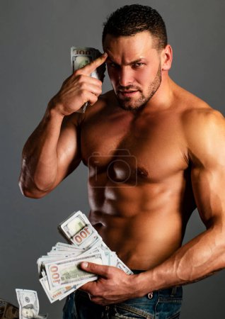 Foto de Un hombre de éxito inteligente con dinero. Mantenga tarjeta bancaria de crédito, haciendo gesto ganador - Imagen libre de derechos