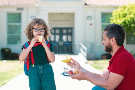 Téléchargez les photos : Petit déjeuner scolaire sain pour enfant. Nourriture pour le déjeuner, boîtes à lunch - en image libre de droit