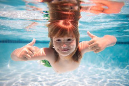 Téléchargez les photos : Enfants jouant dans la piscine. Enfant nager et plonger sous l'eau dans la piscine - en image libre de droit