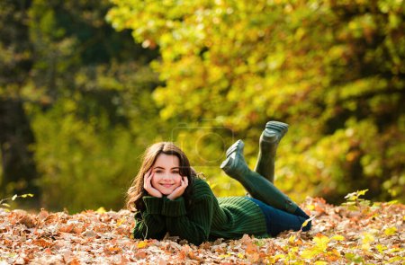 Foto de Hermosa joven adolescente pasar tiempo en el parque de otoño - Imagen libre de derechos