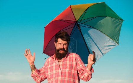 Téléchargez les photos : Jeune homme caucasien avec parapluie arc-en-ciel. Mouvement LGBT, modèle de bannière gay pride - en image libre de droit