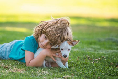 Téléchargez les photos : Câlin amis chien. Enfant avec chiots baisers doggy et câlins - en image libre de droit