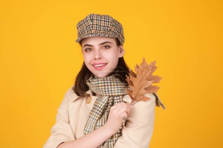 Foto de Retrato de otoño mujer sonriente feliz sosteniendo otoño hojas de arce cerca de la cara sobre fondo aislado estudio. Hoja de otoño con concepto de gente. Follaje de chica romántica, traje otoñal - Imagen libre de derechos