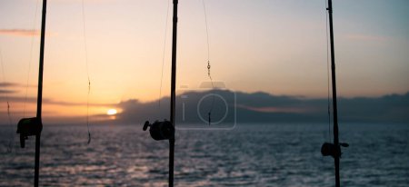 Foto de Cañas de pescar y artes de pesca en la costa del océano de cerca - Imagen libre de derechos