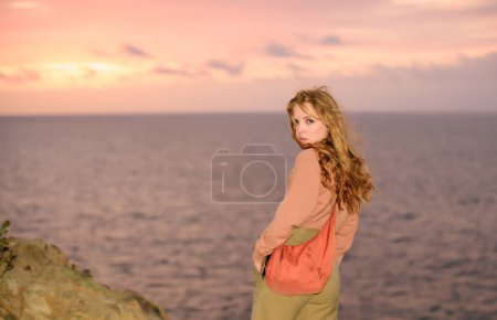 Téléchargez les photos : Belle femme sur la plage. Fille au coucher du soleil en plein air. L'été. Sans soucis - en image libre de droit