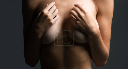 Fille nue sexy corps mince. Un sein de femme. Gros plan de seins féminins sexy. Gros plan de seins sexy. Femme avec de gros seins naturels sexy