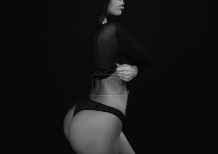 Foto de Mujer sexy en ropa interior negra, curva corporal perfecta. Mujer tire de vestido - Imagen libre de derechos