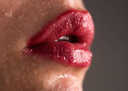 Téléchargez les photos : Du plastique beauté. Maquillage des lèvres. Belle lèvre. Produits cosmétiques. Augmentation des lèvres - en image libre de droit