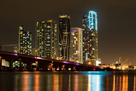 Foto de Vista panorámica del horizonte de Miami con rascacielos urbanos. Miami centro - Imagen libre de derechos