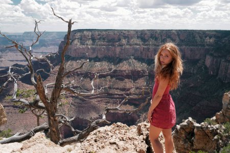 Foto de Viaje y vista increíble, concepto de aventura. Mujer en el Gran Cañón. Mujer joven disfrutando de una vista dramática del parque nacional americano - Imagen libre de derechos